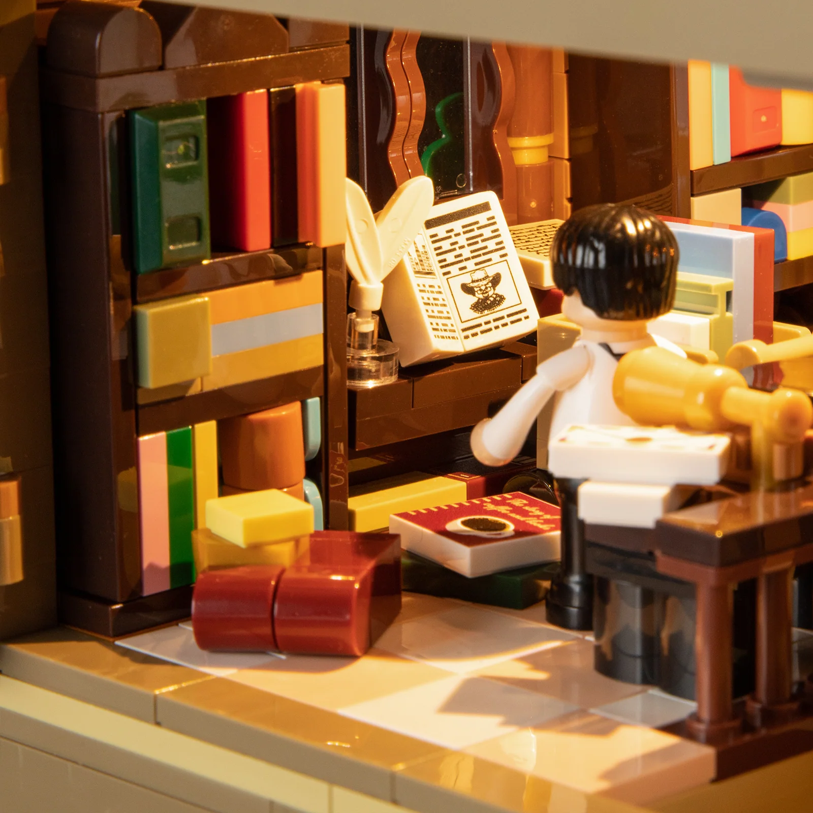Book-Cafe Building Set with 10 Light Positions and Elsa Minifigure