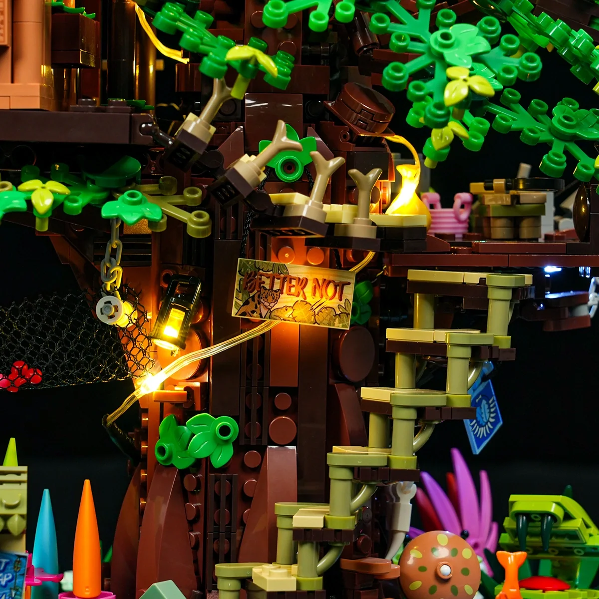 Explorer Treehouse Jungle Building Set with Lights