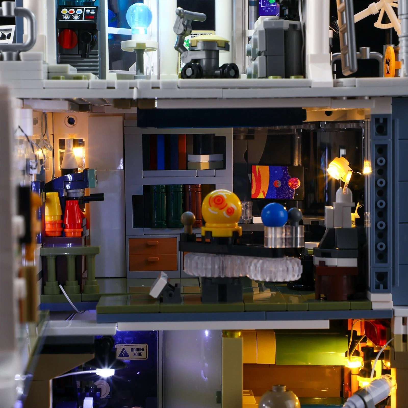 Alpine Observatory L9091 Light-Up Brick Build with Rotating Dome