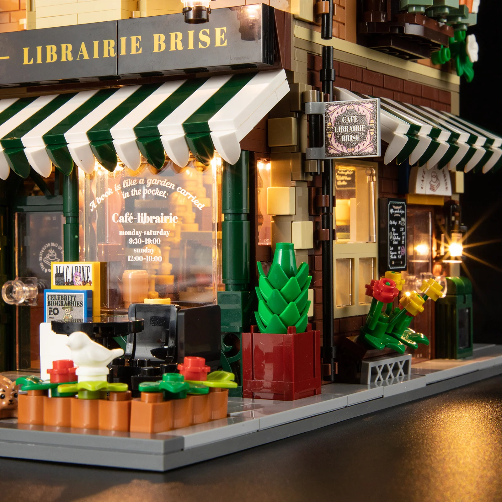 Book-Cafe Building Set with 10 Light Positions and Elsa Minifigure
