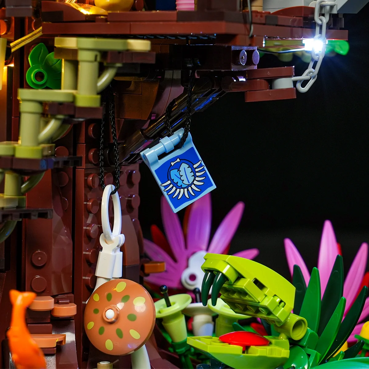 Explorer Treehouse Jungle Building Set with Lights