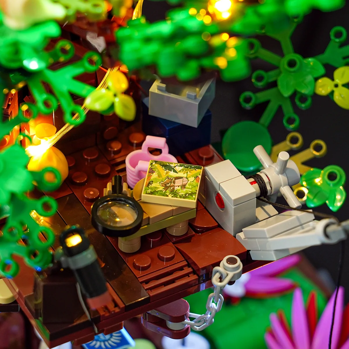 Explorer Treehouse Jungle Building Set with Lights
