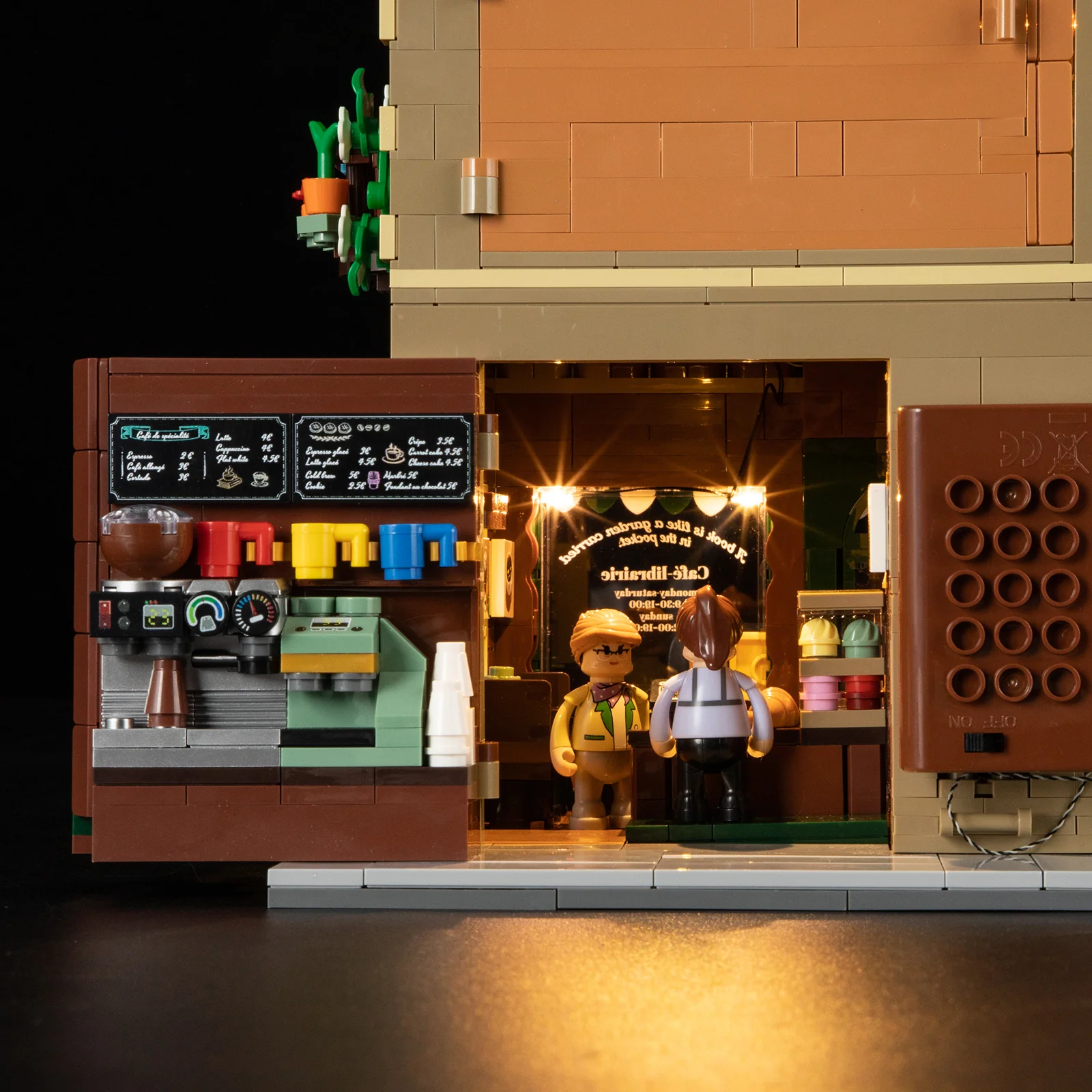 Book-Cafe Building Set with 10 Light Positions and Elsa Minifigure