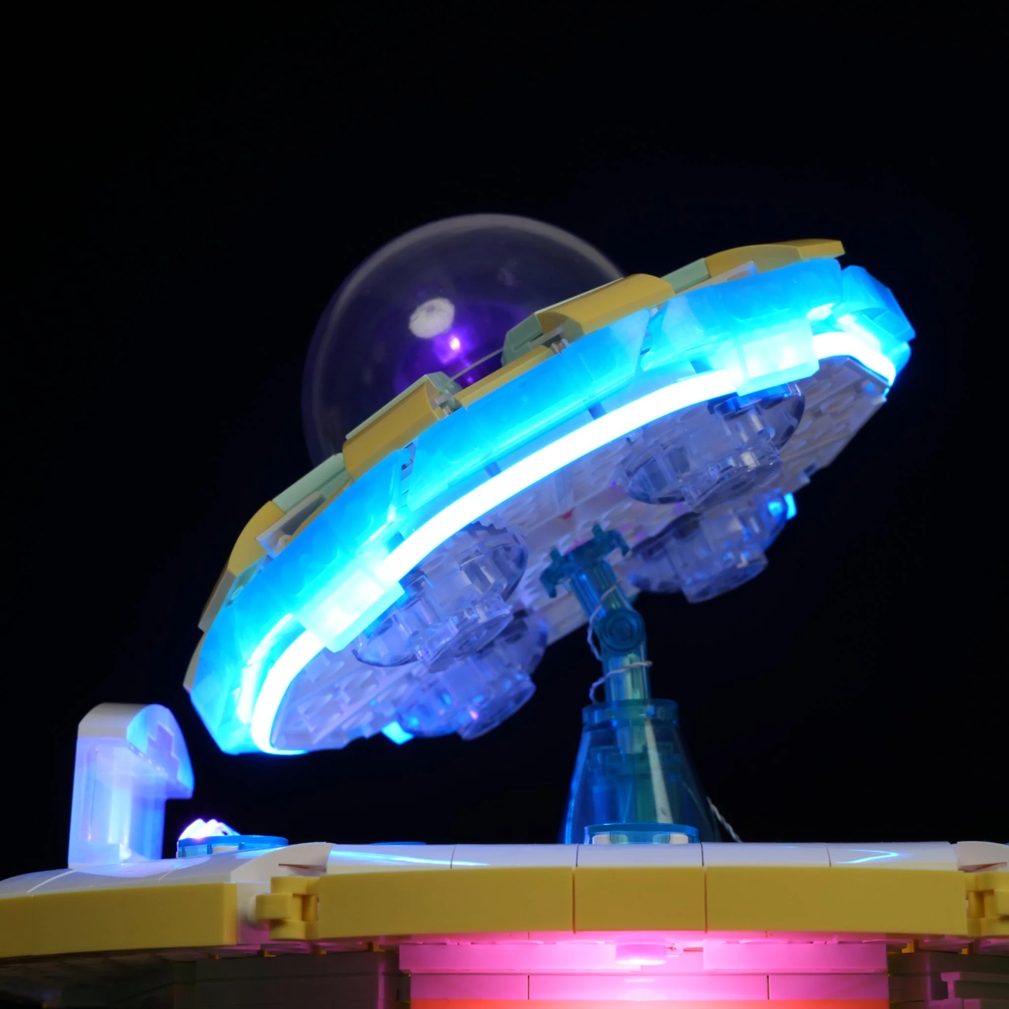 Interstellar Drive-In LED Building Set with Flying Saucer Diner