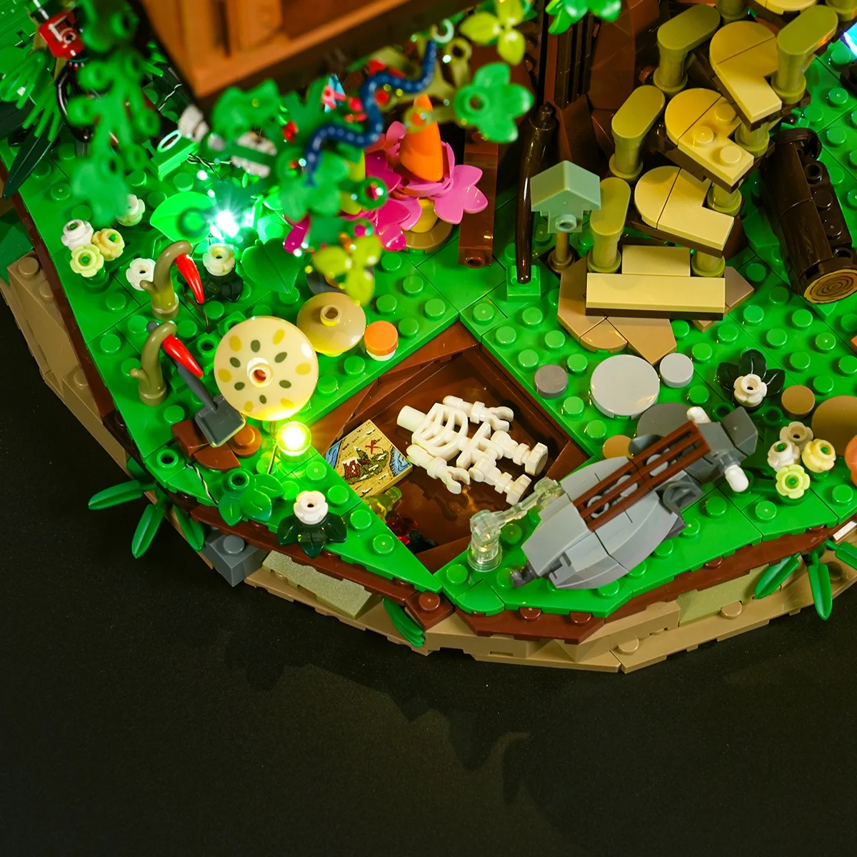 Explorer Treehouse Jungle Building Set with Lights