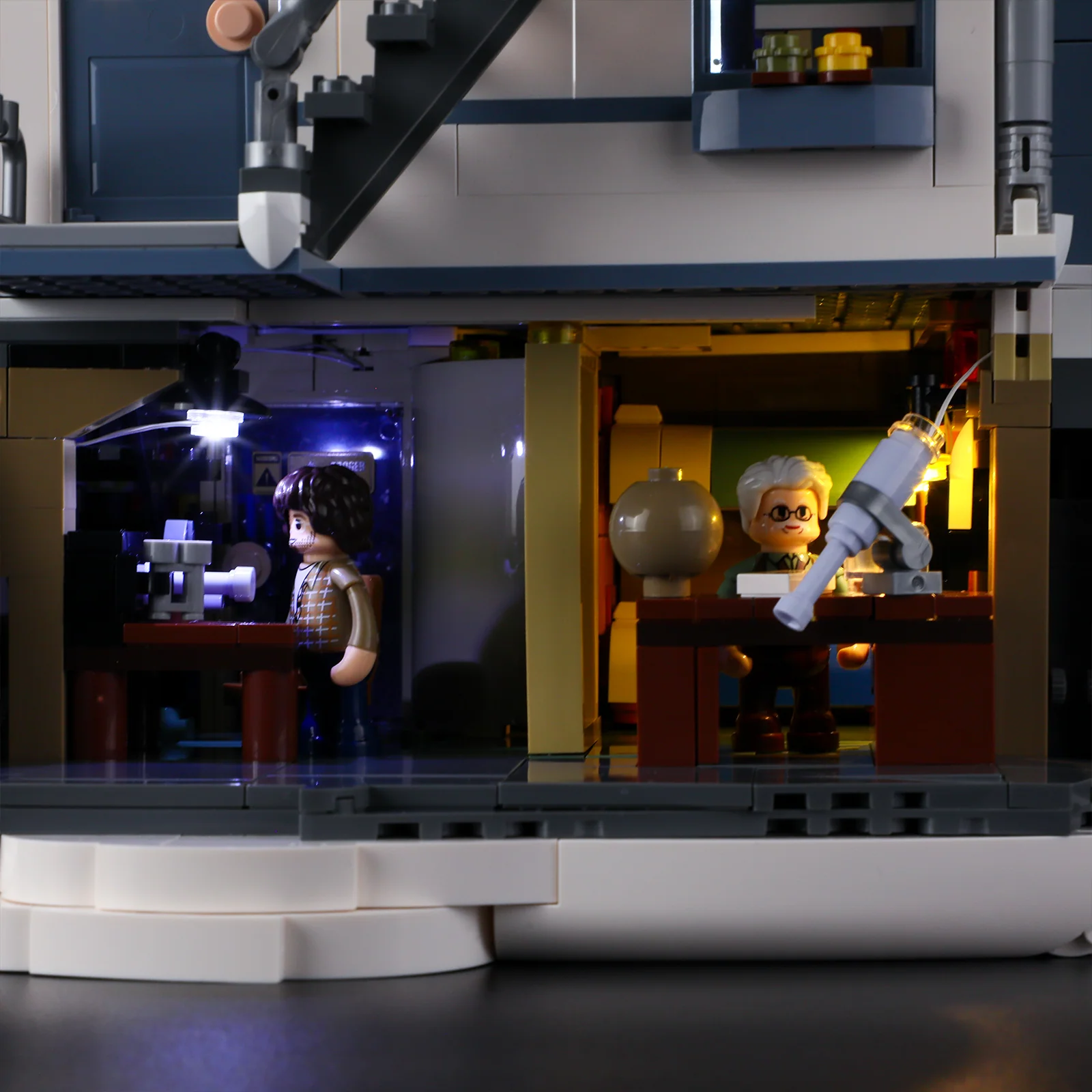 Alpine Observatory L9091 Light-Up Brick Build with Rotating Dome